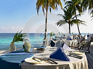 Sitzordnung bei tisch auf der Strand ein 