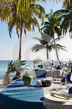 Sitzordnung bei tisch auf der Strand ein 