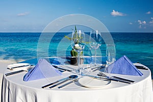 Apparecchiare la tavola sul Spiaggia un ristorante 