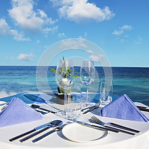 L'impostazione della tavola al ristorante sulla spiaggia, in hotel resort.