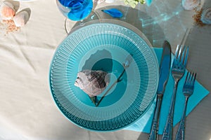 Table setting in blue and nautical style.