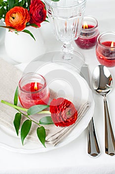Table setting with red buttercup flowers
