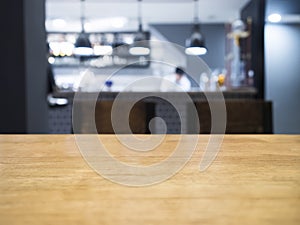 Mesa encimera La cocina a cocinero sobre el 