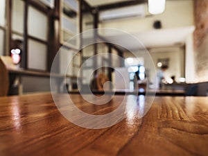 Tavolo di legno contatore caffè il negozio bar sfocatura 
