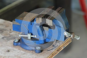 Table vise clamp on table