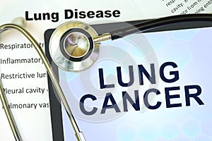 Slovo pľúca rakovina a stetoskop 