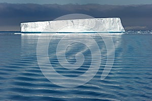 Tabular tempanos in the Antarctic peninsula.