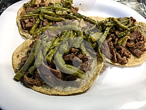 Tacos de bistec cwith nopal