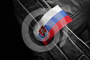 Štítok na tmavom oblečení v podobe vlajky Slovenska