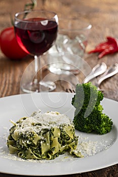 Tagliatelli with spinach sauce