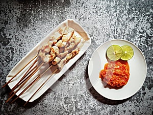 Taichan satay with chilli sauce and lime