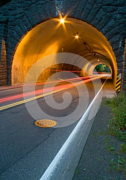 La cola las luces a través de túnel 