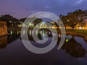 Pequeno fortaleza por la noche 