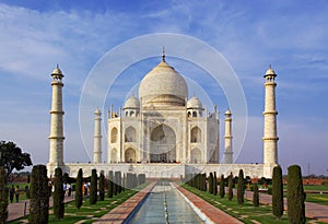 Taj mahal in evening sun