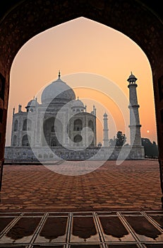 Taj Mahal at sunrise framed with the arch of the mosque, Agra, Uttar Pradesh, India