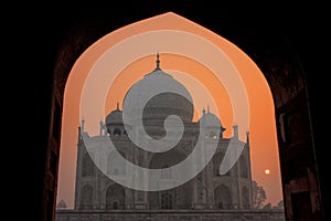 Taj Mahal at sunrise framed with the arch of the mosque, Agra, Uttar Pradesh, India