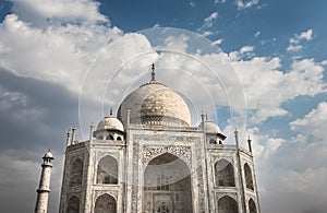 Tajmahal one of the seven wonders of world image with blue sky background