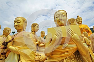 Take photo of  Buddha statue sitting   image of 1250 monks chant around the Buddha image at  Phuttha Utthayan Makha Bucha Anusorn