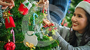 Take pictures with mobile phones and give gifts. Drink happily Help each other decorate the Christmas tree.