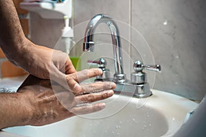 Taking the correct handwash in the sink v2