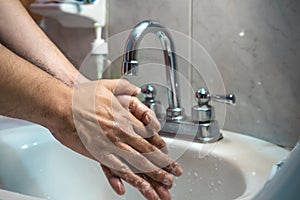 Taking the correct handwash in the sink v3