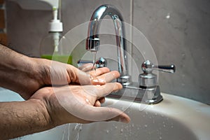 Taking the correct handwash in the sink v6