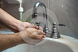 Taking the correct handwash in the sink v7