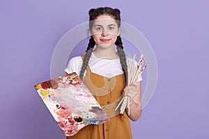 Talentovaný žena vytváranie krásny akvarel dizajn stojace cez orgován hľadá priamo na 