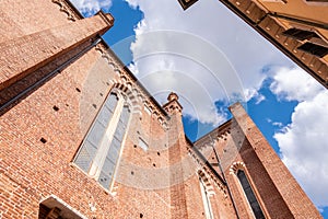 Mattone l'edificio. Basso angolo. strade da, 