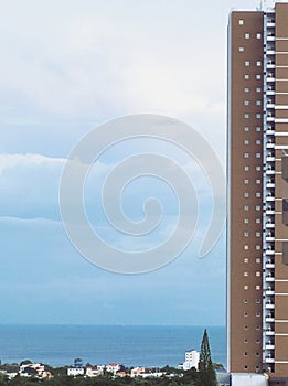 A tall building facing the sea. Un alto edificio frente al mar. photo