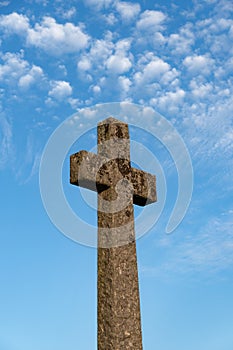 A tall monument in the shape of a cross remembering the dead