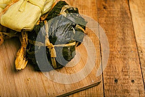 Tamale of ash on a wooden table.