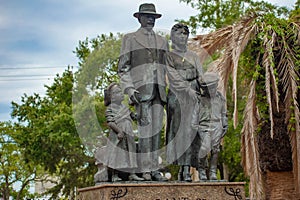 Inmigrant Family Statue in Centennial Park at Ybor City 4