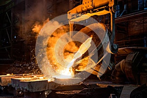 Tank pours liquid metal in the molds