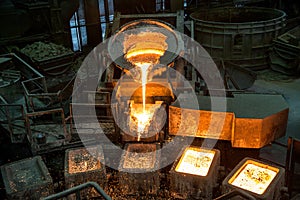 Tank pours liquid metal in the molds by carousel machine