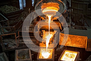 Tank pours liquid metal in the molds by carousel machine