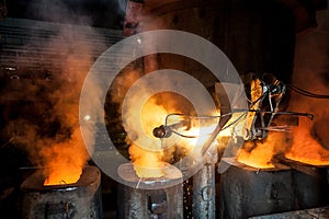 Tank pours the liquid steel in the molds