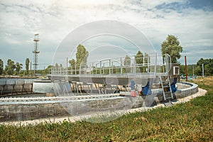Tank or reservoir for biological purification and cleaning of dirty sewage water by active sludge