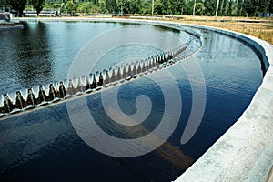 Tank or reservoir for biological purification and cleaning of dirty sewage water by active sludge