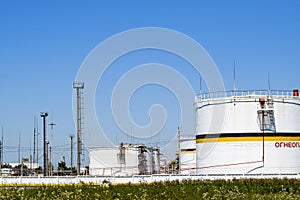 Tank the vertical steel. Capacities for storage of oil products. Caption: flammable.