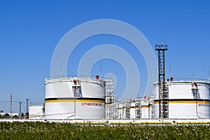 Tank the vertical steel. Capacities for storage of oil products. Caption: flammable.