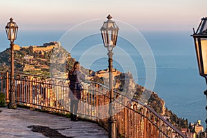 Turista una donna vestiti piedi sul ringhiere da da panoramico sul 