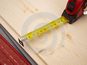 Páska opatření na dřevěný deska 