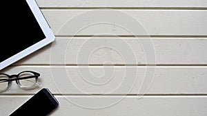 taplet topview copyspace with glasses and smartphone on wood background