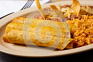 Taquito combo plate