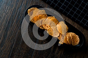 Tarhana cipsi / chips or crackers in a wooden bowl.