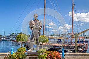 TARPON SPRINGS, FLORIDA: Sponge diver statue landmark on the sponge docks