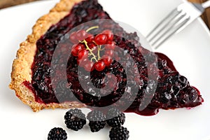 Tart with black currant and blackberry filling