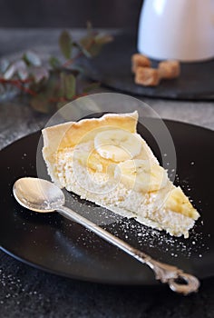 Tart of coconut shavings with banana