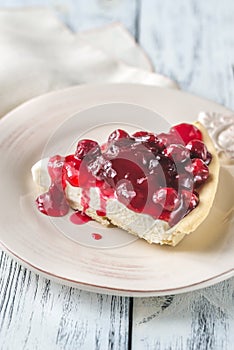 Tart with cream cheese and cherries